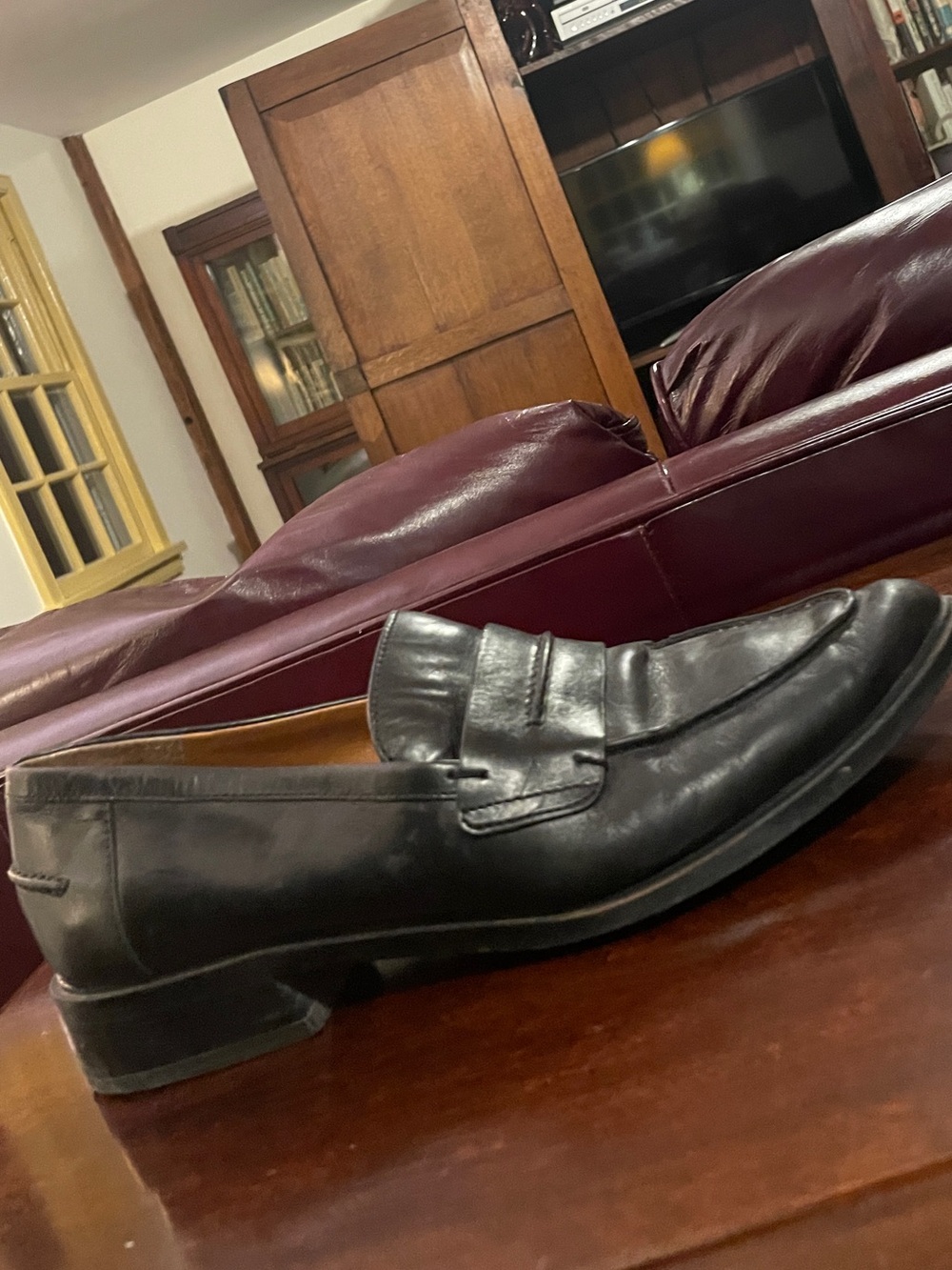 Women’s 9.5 Black Leather pointed toe Loafers. Franco Sarto